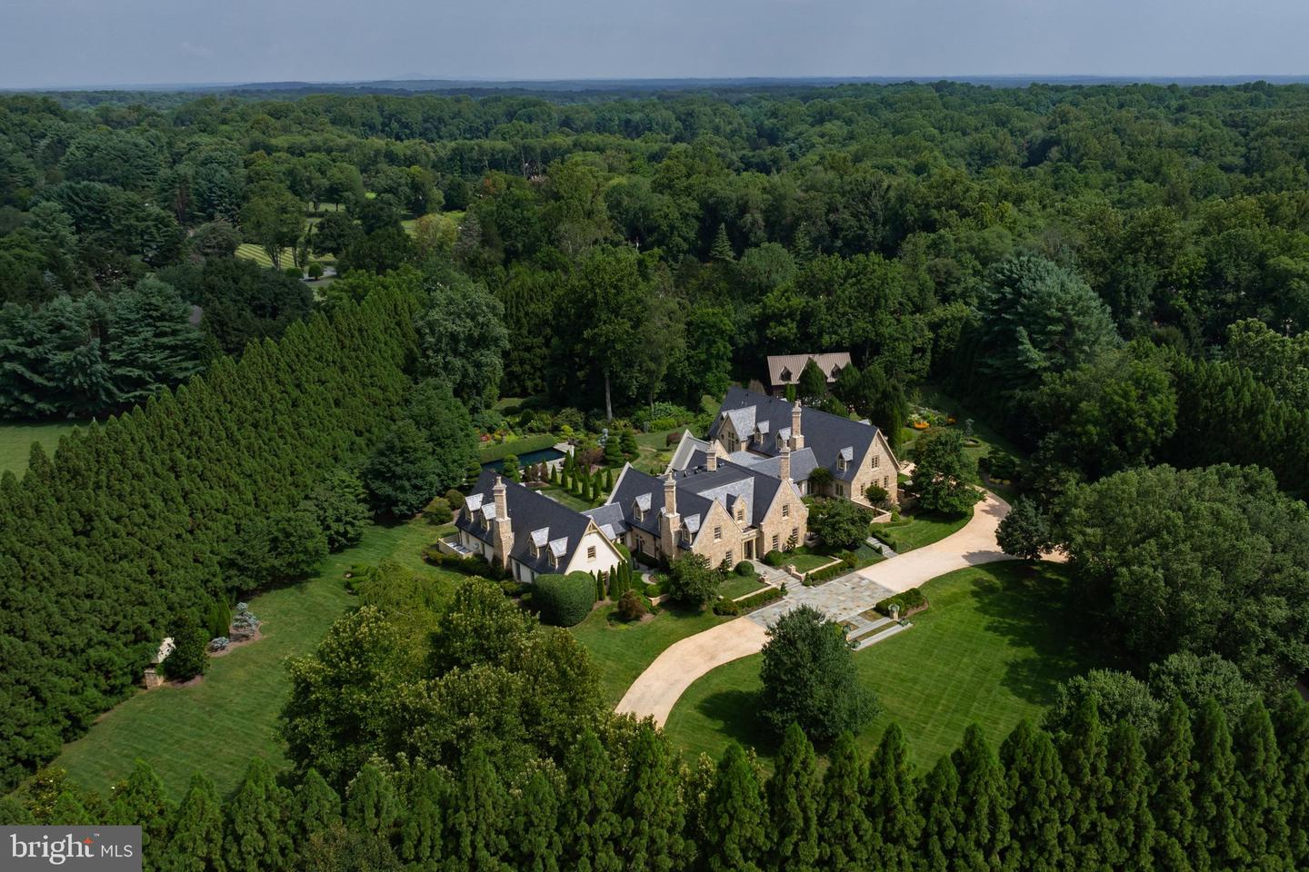 576 INNSBRUCK AVE, GREAT FALLS, Virginia 22066, 6 Bedrooms Bedrooms, ,7 BathroomsBathrooms,Residential,For Sale,576 INNSBRUCK AVE,VAFX2273882 MLS # VAFX2273882